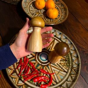 🍄‍🟫MUSHROOM shakers x2 spice Salt + Pepper Grinders Acacia Wood